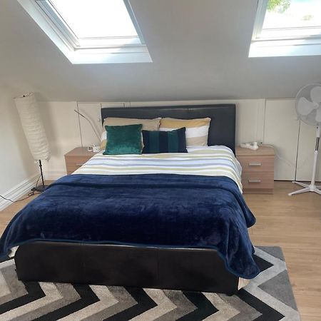 לונדון Beautiful Loft With En-Suit In A Family House, מראה חיצוני תמונה