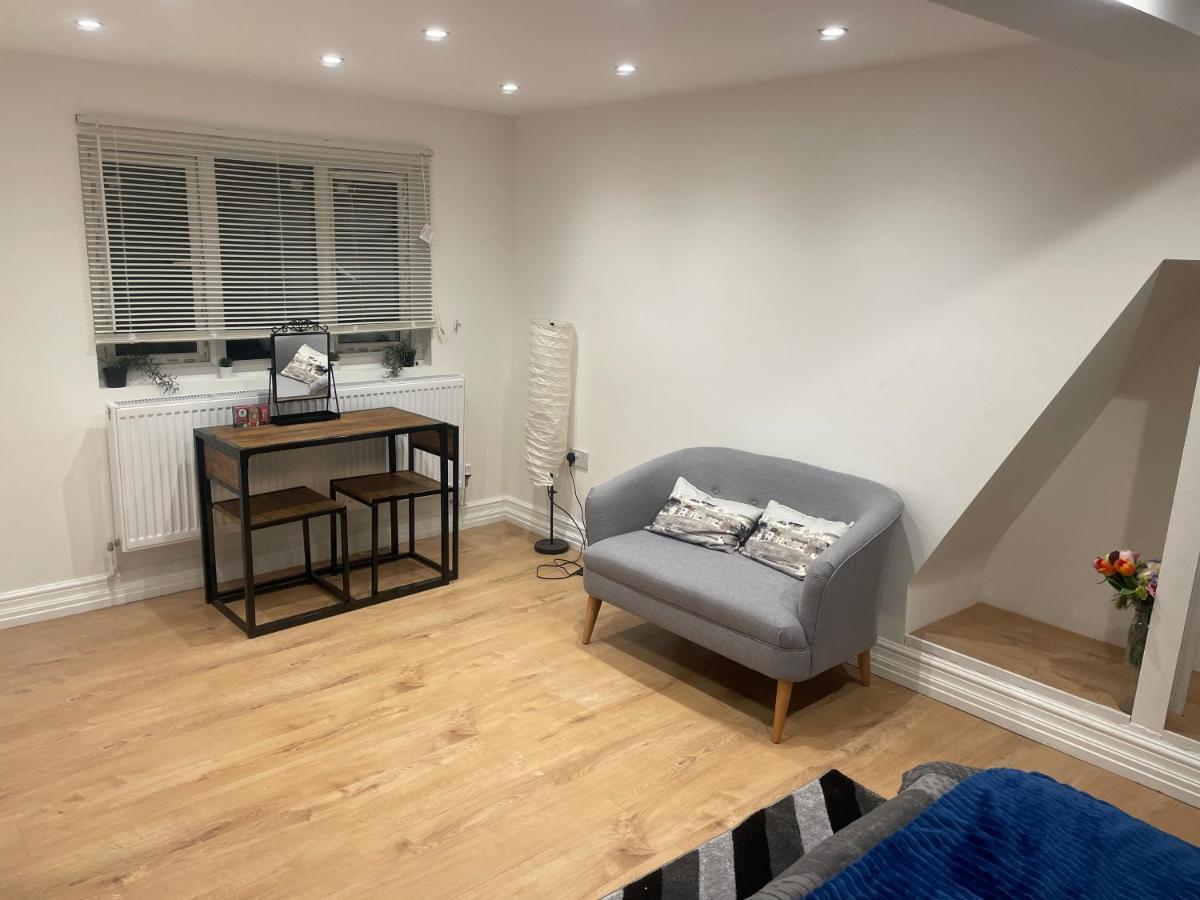 לונדון Beautiful Loft With En-Suit In A Family House, מראה חיצוני תמונה