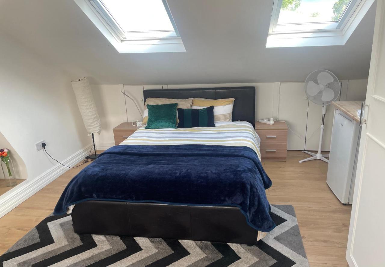 לונדון Beautiful Loft With En-Suit In A Family House, מראה חיצוני תמונה